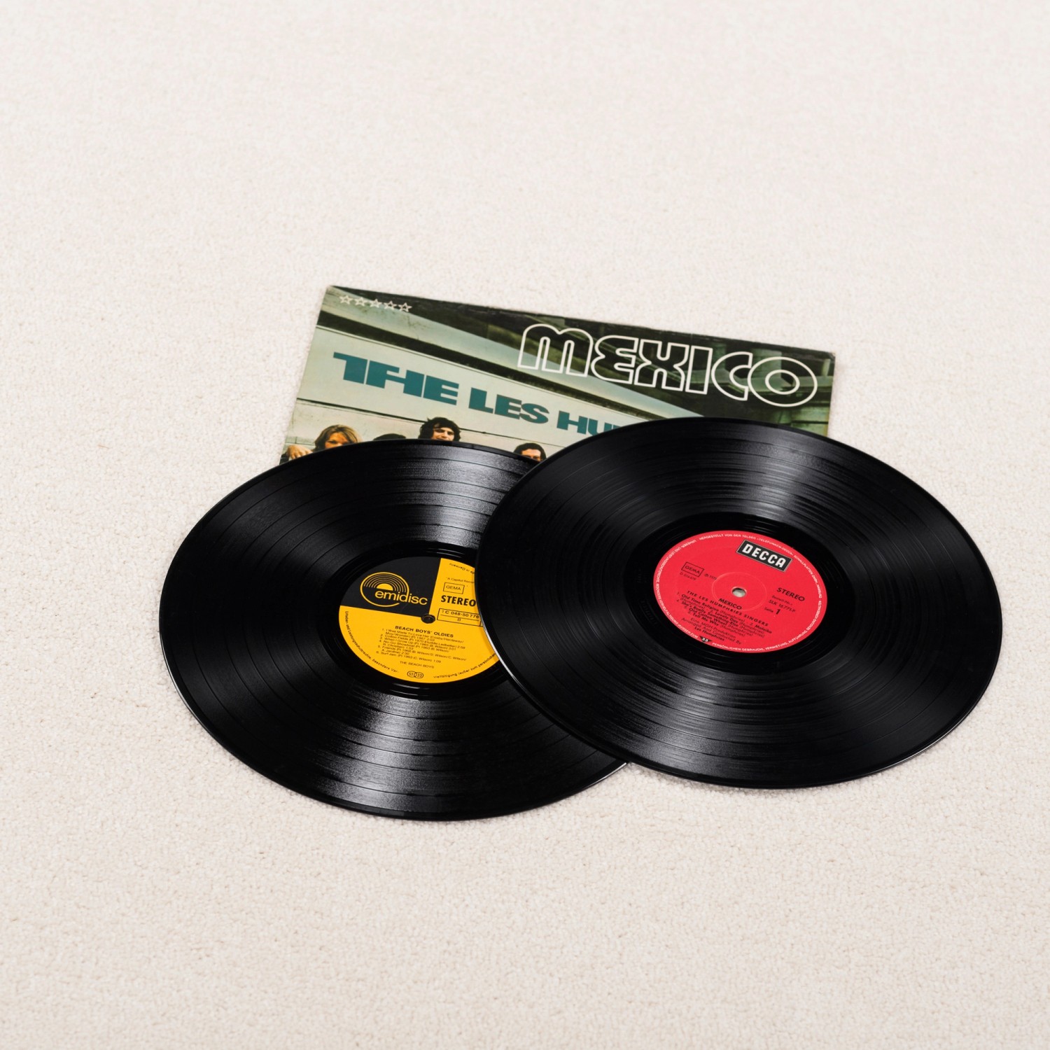 Zwei Schallplatten und ein Albumcover der Band "The Les Hurdle" mit dem Titel "Mexico".
