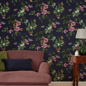 Joules Vliestapete Wakerly Woodland Floral French Navy Blau mit Blumenmuster im Wohnraum.