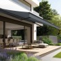 Anthrazitfarbene Gelenkarmmarkise Ebro (3x2 m) am Haus mit Terrasse und Garten.