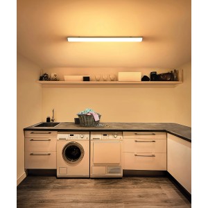 Weiße Philips LED-Lichtleiste Projectline 24W, 60cm, montiert in Waschküche für helle Ausleuchtung.
