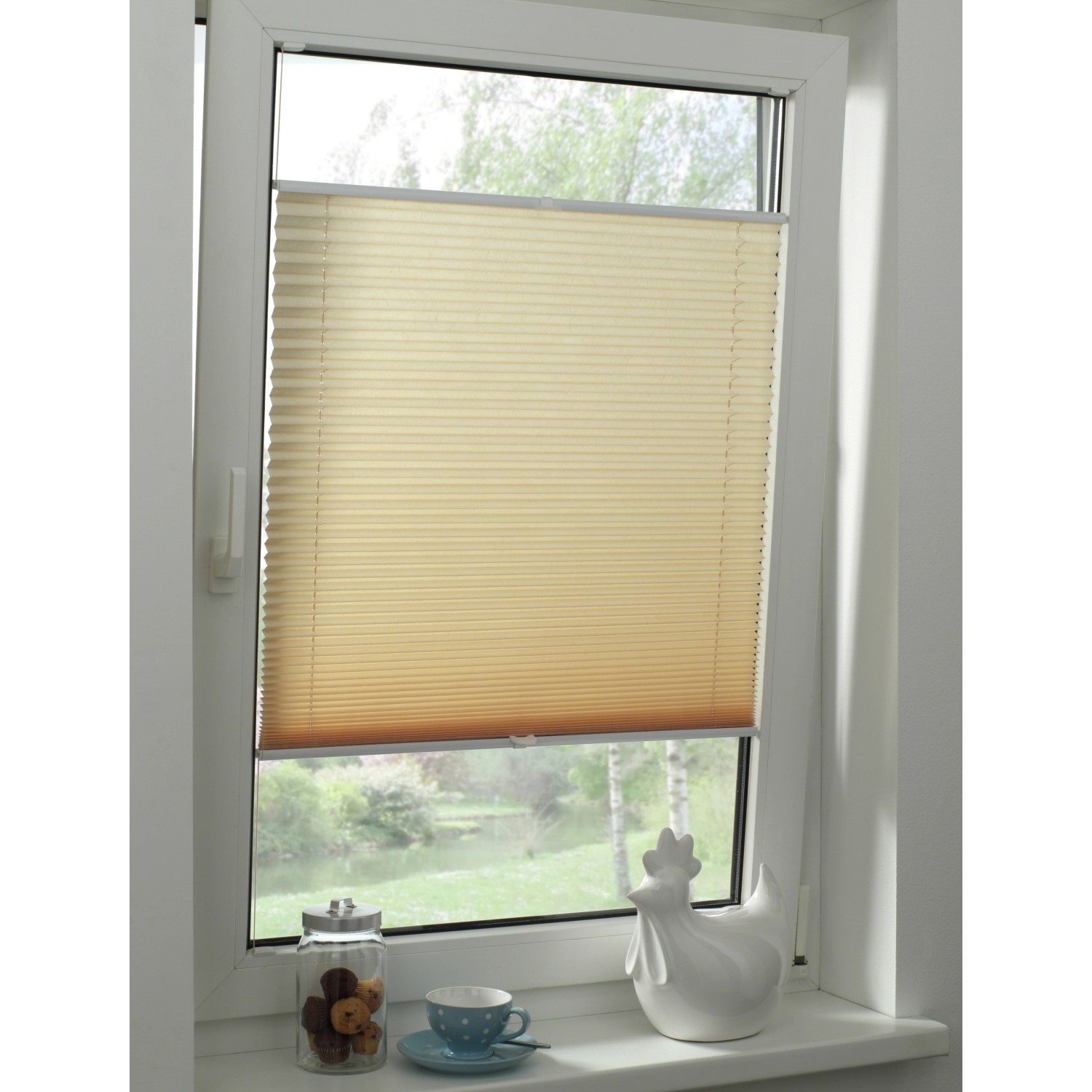 Beiges Gardinia Plissee Concept Tageslicht, 90x130 cm, am Fenster montiert.