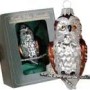 Gläserne Christbaumschmuck Eule Mick, 8cm, weiß/silber mit braunen Flügeln, auf Ast. Eine Eule in Geschenkbox.