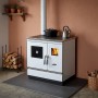 Weißer Haas+Sohn Holzherd HSH 81 mit Backfach links, 7,4 kW Leistung und Stahlkochplatte.