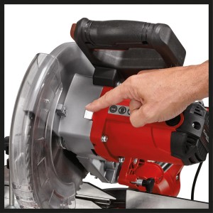 Einhell Zug-Kapp-Gehrungssäge TC-SM 2531/2 U in Rot/Silber mit Hand am Schalter.