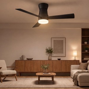 Schwarzer 42 Zoll Deckenventilator mit 3 Flügeln und leuchtendem LED-Licht in modernem Wohnzimmer. Inkl. Fernbedienung.