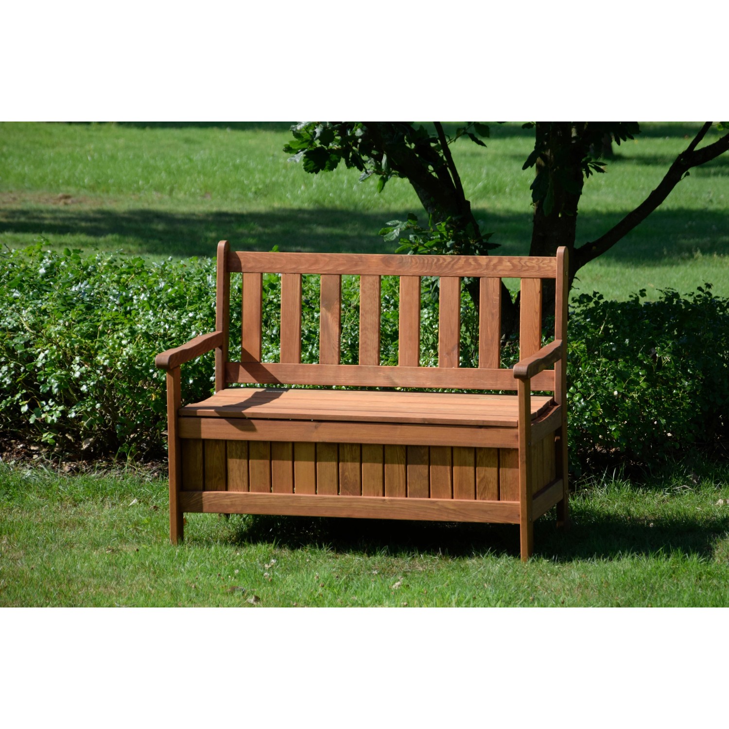 Braune Dobar Gartenbank aus Kiefernholz mit Stauraum für 2 Personen im Garten.
