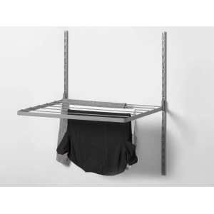 Weißer Metall-Kleiderständer (80x40cm) an Wand montiert, mit Wäsche behangen.
