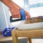 Blauer LUX Handtacker beim Befestigen von Stoff auf einem Holzstuhl. Geeignet für Klammern und Nägel.