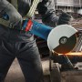 Bosch Professional GWS 24-230 PZ Winkelschleifer im Einsatz beim Trennen von Metall.