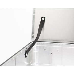 Detailansicht der LUX Aluminiumbox (47 l) mit geöffnetem Deckel und Halteband.