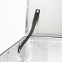 Detailansicht der LUX Aluminiumbox (47 l) mit geöffnetem Deckel und Halteband.