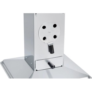 Detailansicht Säulen-Holzkohlegrill: Stahlsockel mit Belüftung und Ascheschublade.