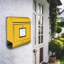 Gelber Banjado Edelstahl Briefkasten mit Zeitungsfach und Motiv an Hauswand.