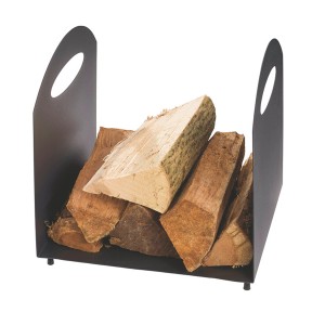 Gestapeltes Buchenholz Kaminholz im schwarzen Metall-Holzkorb.