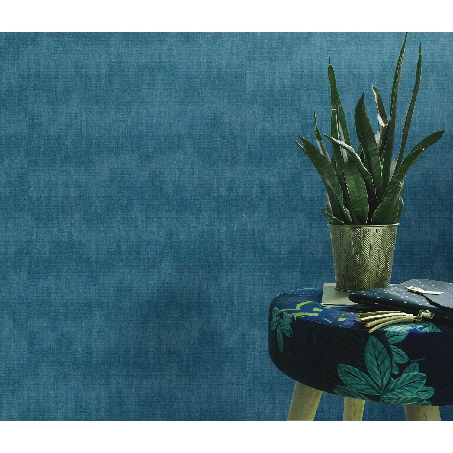 Dunkelblaue Erismann Vliestapete Martinique Colour Passion mit Textilstruktur.