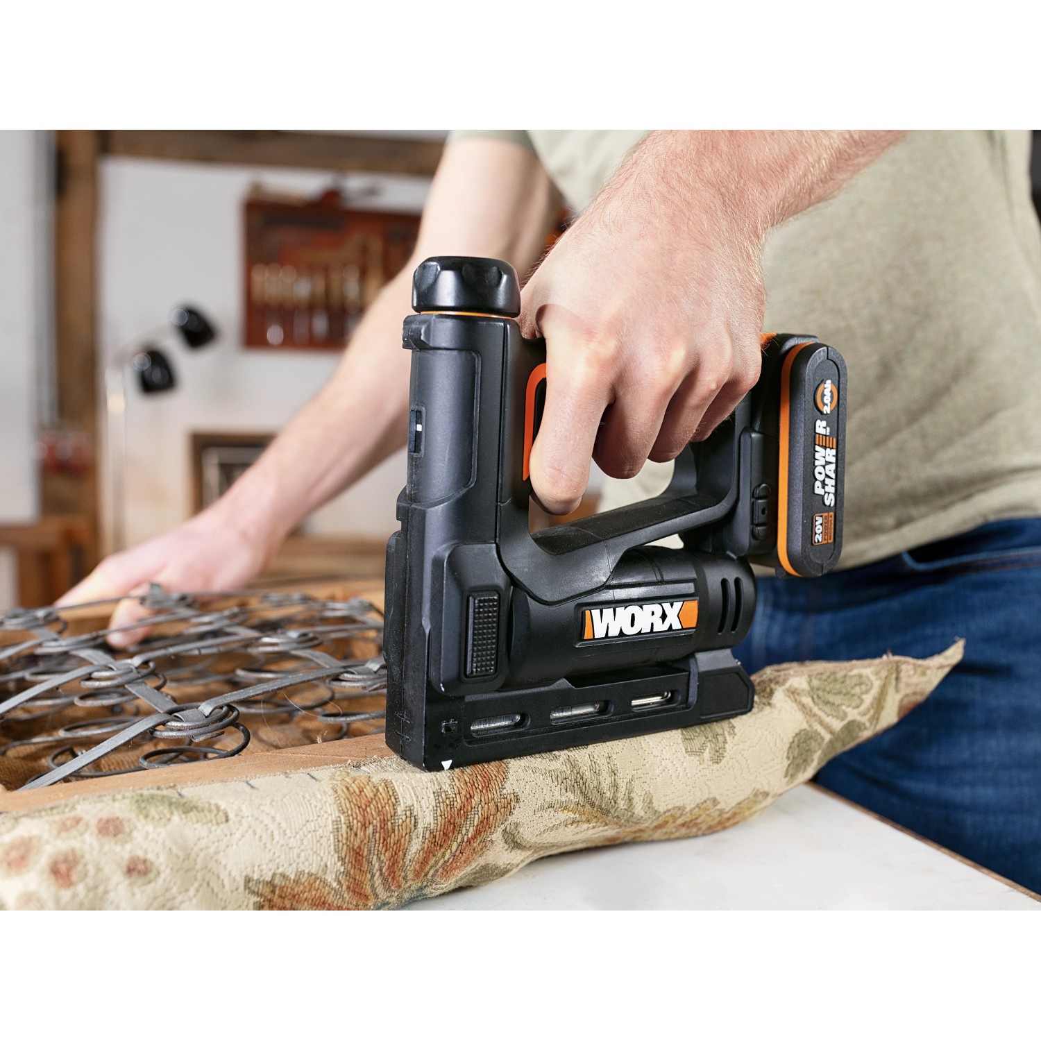 Worx Akku-Tacker WX843 beim Befestigen von Stoff auf einem Möbelstück.