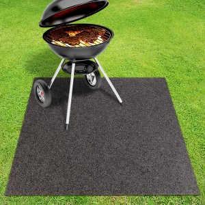Anthrazitfarbene KARAT Grillmatte Dalton unter einem Kugelgrill auf Rasen. Grillschutzmatte 200x200 cm.