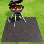 Anthrazitfarbene KARAT Grillmatte Dalton unter einem Kugelgrill auf Rasen. Grillschutzmatte 200x200 cm.