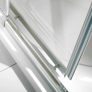 Detailaufnahme: Breuer Fara Eckeinstieg Schiebetür, silber matt, Klarglas. Dusche mit Schiebetüren.