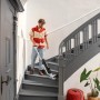 Mann reinigt Treppe mit Kärcher 3-in-1 Akku-Saugwischer FCV 3. Reinigungsgerät für Saugen, Wischen und Trocknen.