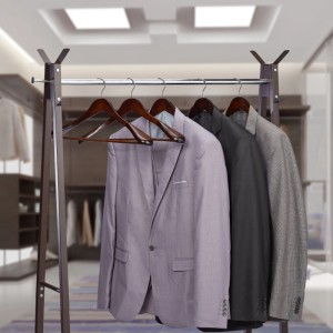 Braune Anzug-Kleiderbügel aus Ahornholz, 5er Set, mit breiter Schulterauflage und Hosensteg auf Kleiderstange.