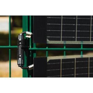 Technaxx Solarzaun-Erweiterung TX-357 am Zaun mit MC4-Stecker. Solaranlage zur Stromerzeugung und als Sichtschutz.