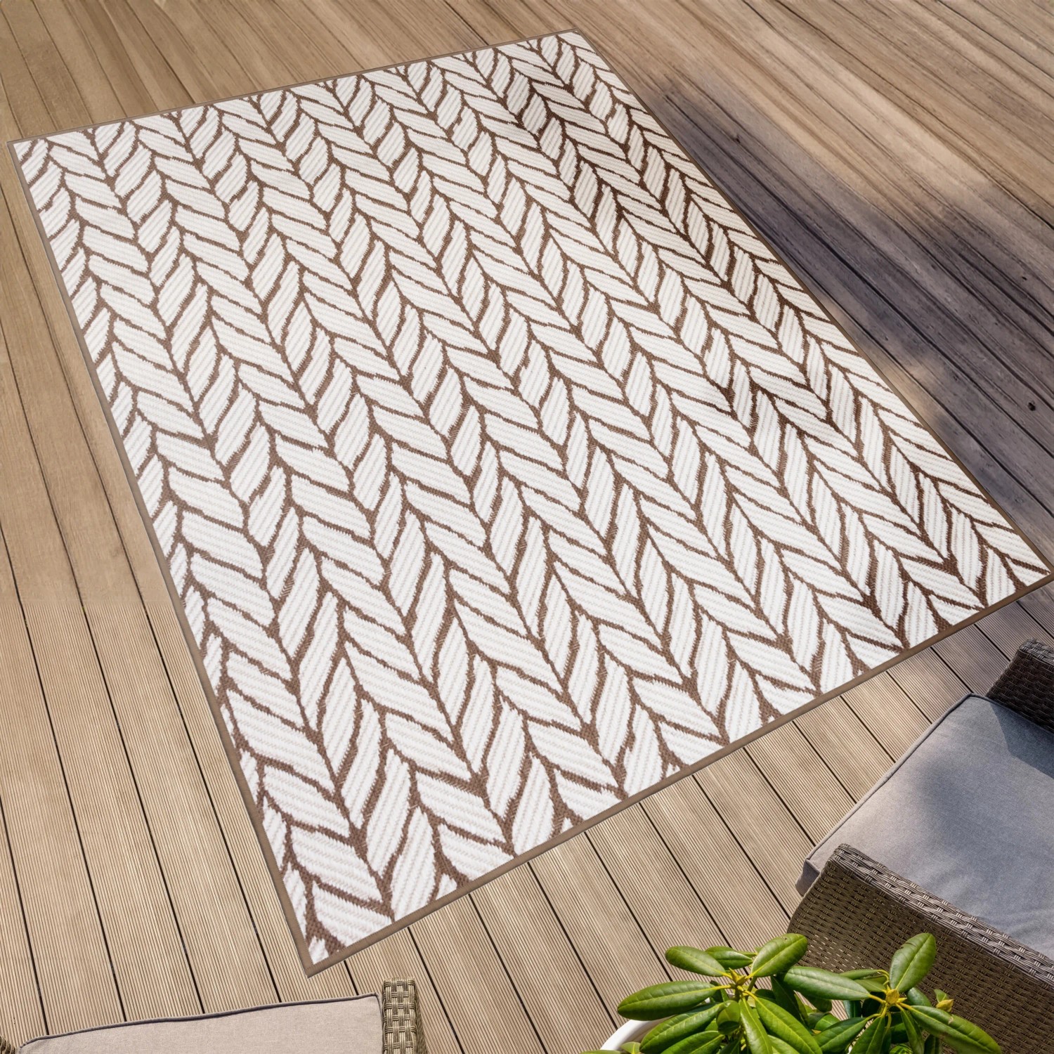 Braun-weißer Primaflor In- und Outdoorteppich mit Zopfmuster, 160x220 cm.