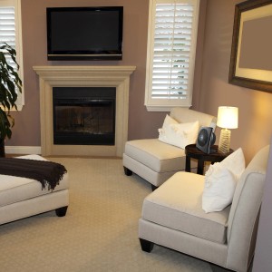 Schwarzer Vornado 573 Tischventilator auf Beistelltisch in Wohnzimmer-Szene.