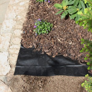 Windhager Unkrautvlies, 2x25m, schwarz, im Einsatz im Gartenbeet unter Rindenmulch.