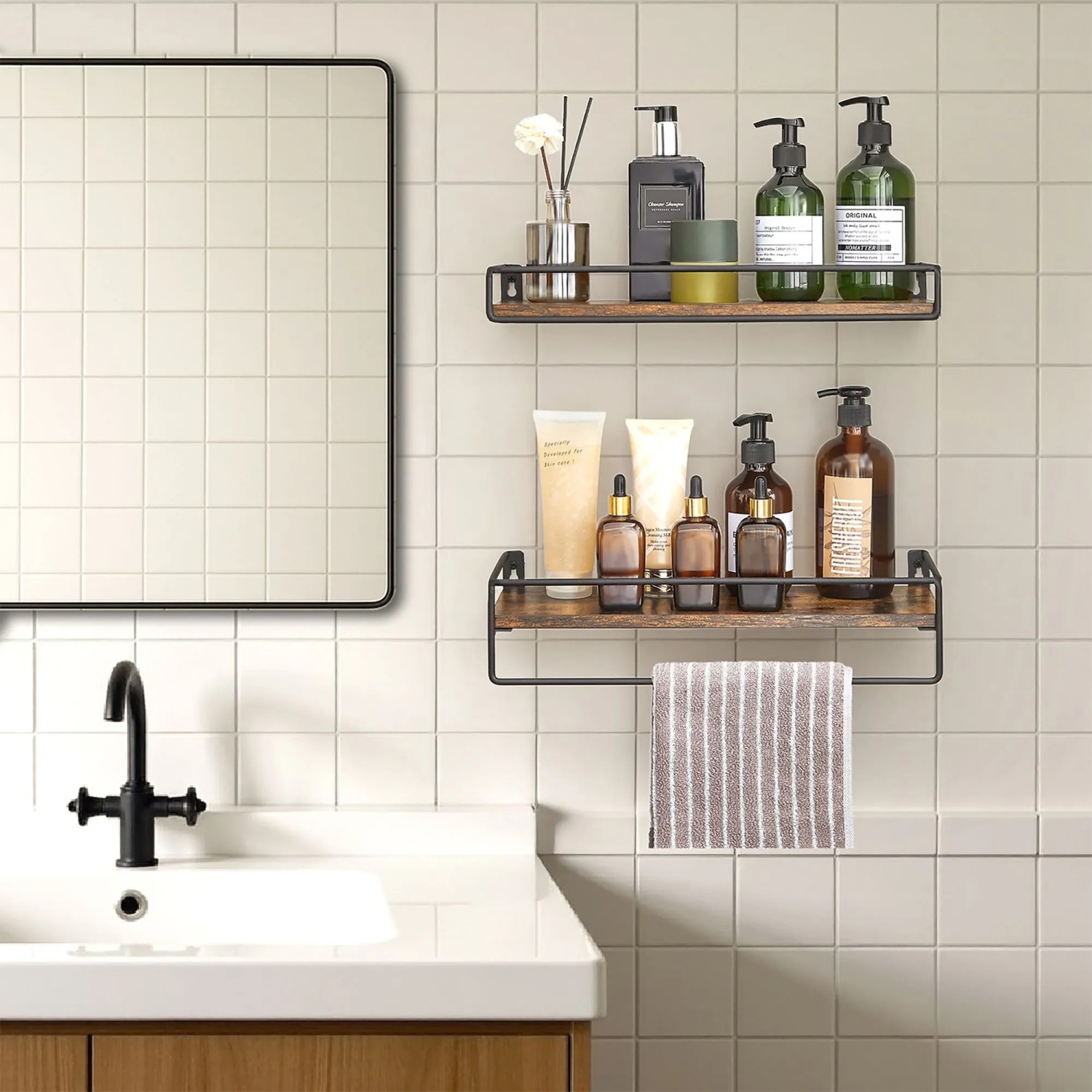 Songmics Wandregal-Set Barnet, 2-teilig, braun-schwarz, mit Handtuchhalter im Badezimmer.