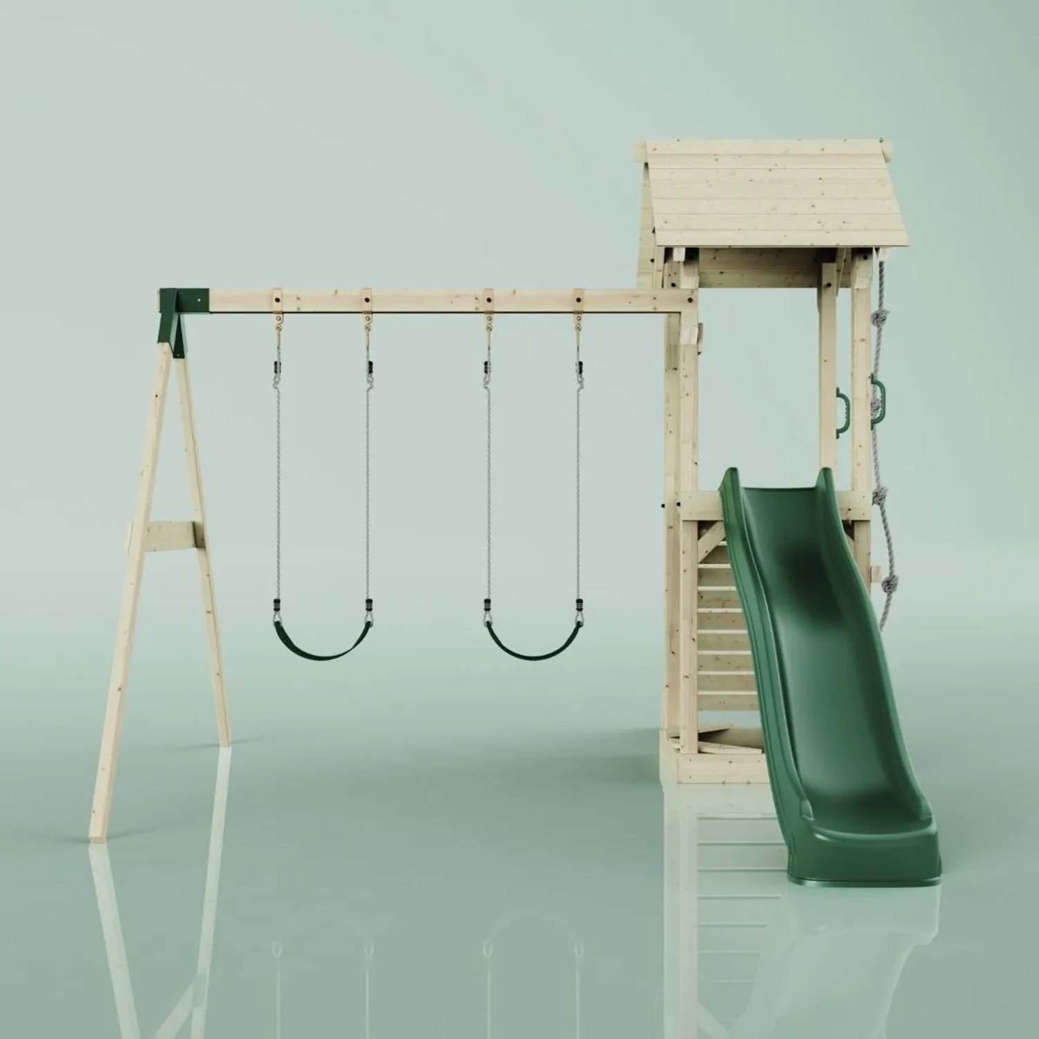PolarPlay Spielturm Vimmerby mit Schaukeln und grüner Rutsche aus Holz.
