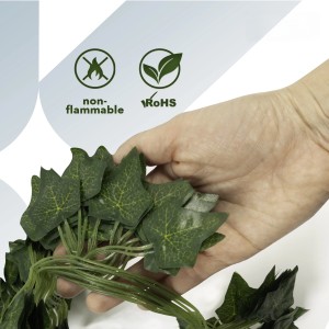 Künstliche Efeu-Girlande (12er Pack) in Hand, grüne Kunstpflanze zur Wanddekoration.