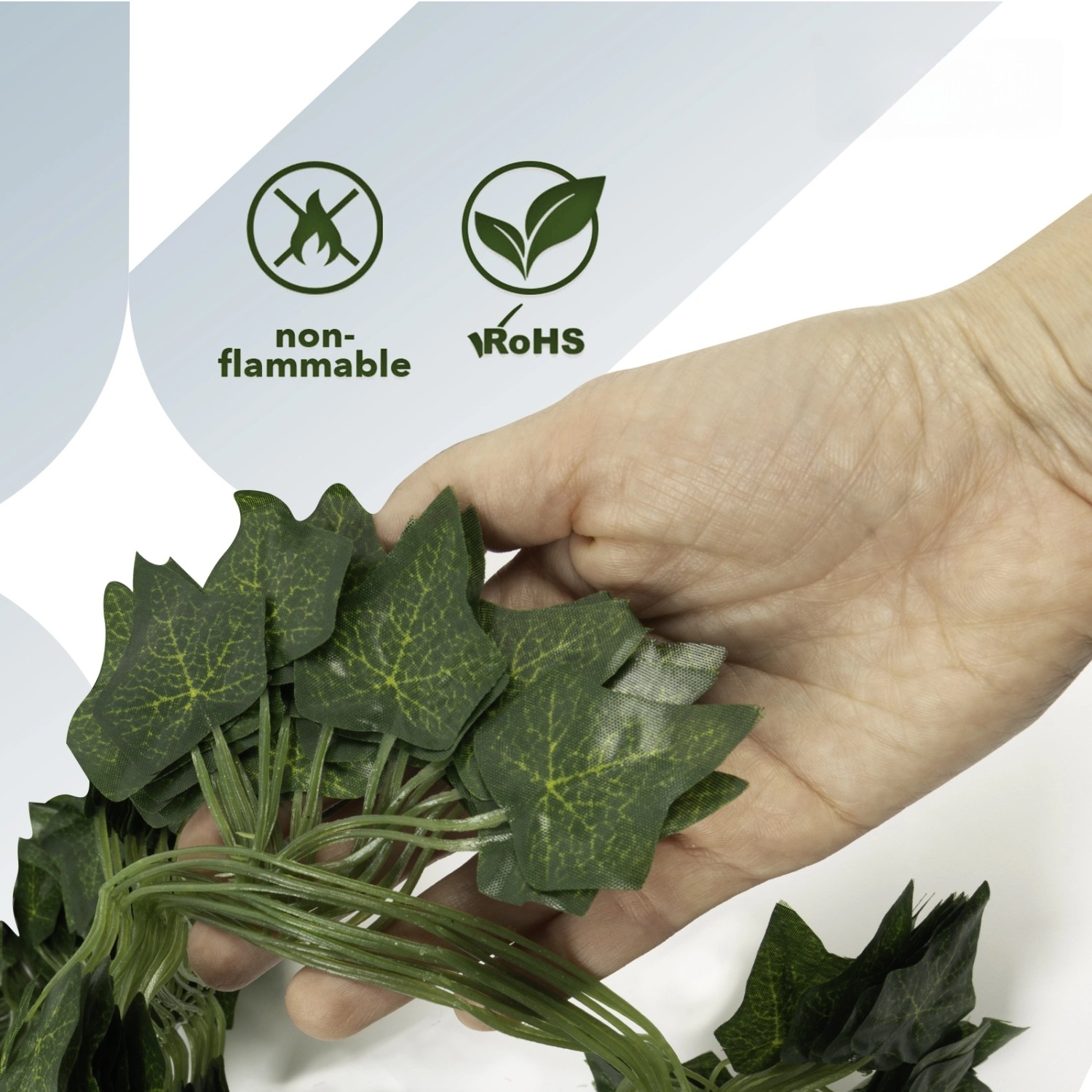 Künstliche Efeu-Girlande (12er Pack) in Hand, grüne Kunstpflanze zur Wanddekoration.