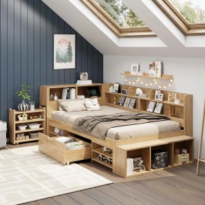 Naturfarbenes KOMHTOM Kinderbett 90x200 cm mit integrierten Regalen, Schublade und Schränken für viel Stauraum.