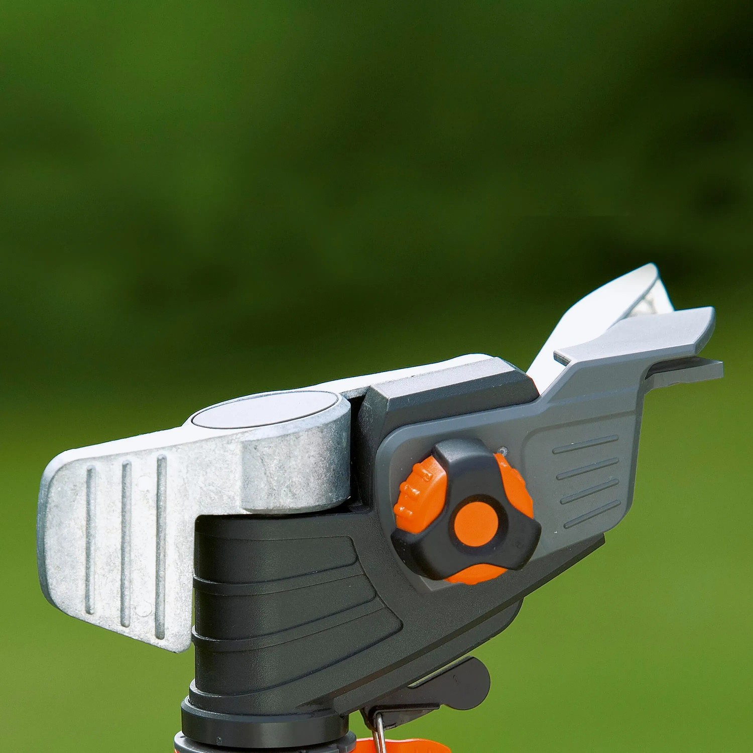 Gardena Premium Rasensprenger mit Spike, Detailaufnahme des Regnerkopfes.