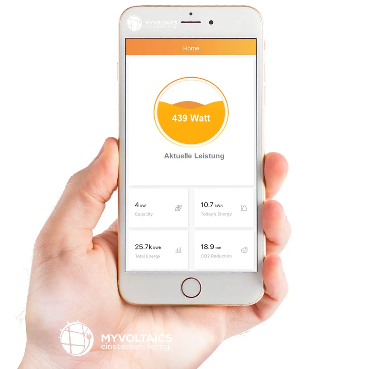 Hand hält Smartphone mit App zur Ertragsüberwachung des MyVoltaics Balkonkraftwerks.