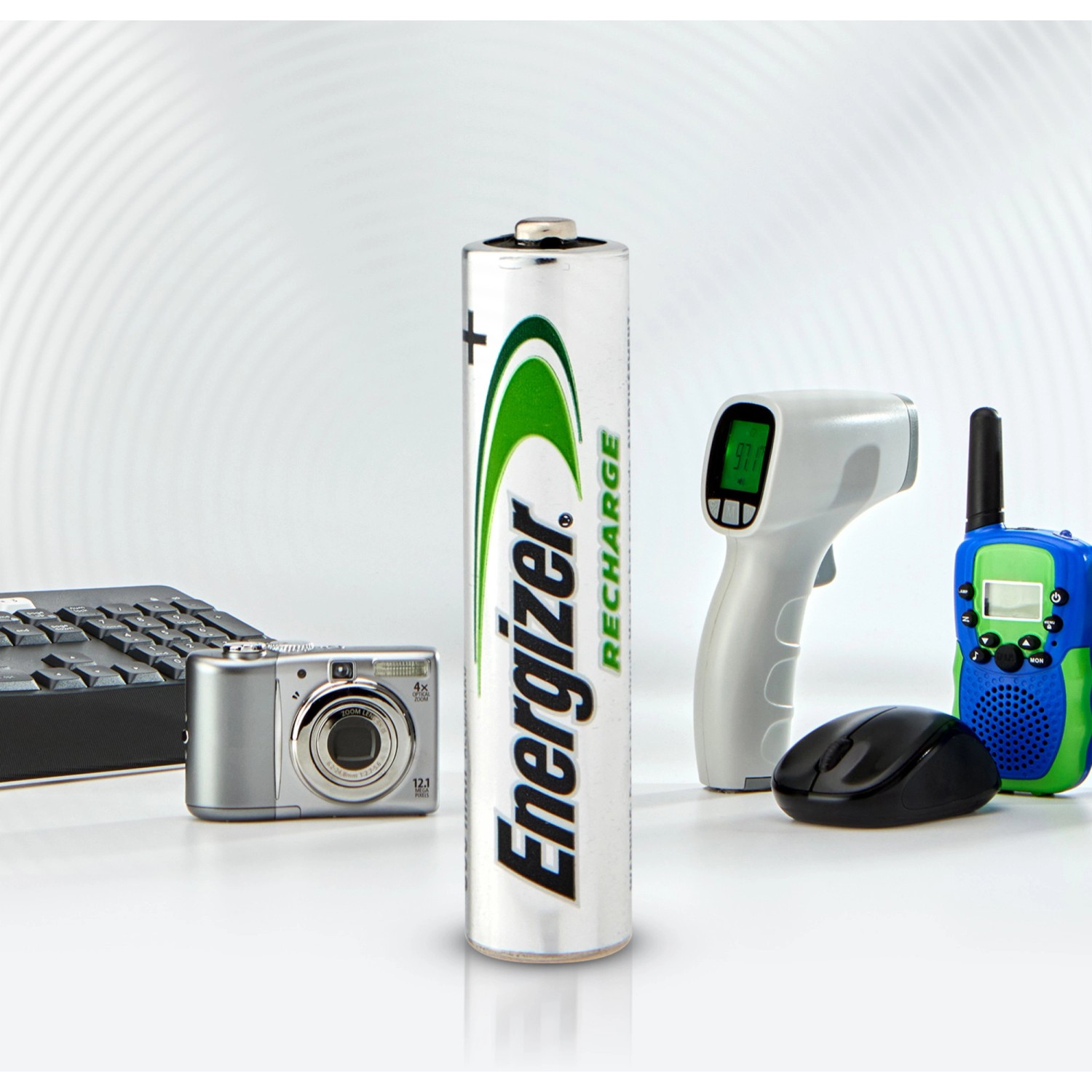 Energizer Power Plus AAA Akku, 4er-Pack (700 mAh), mit Geräten im Hintergrund.