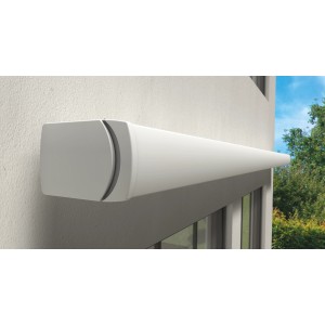 Geschlossene, weiße Kassettenmarkise Spettmann VC 1000 an einer Hauswand.