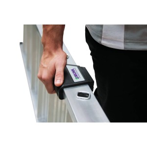 Detailaufnahme: Hand an PROREGAL Stufen-Anlegeleiter mit Traverse, Aluminium.