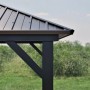 Detailansicht des schwarzen Sojag Pavillon Bondi: robustes Aluminiumgestell und Stahldach. Perfekt für den Garten.