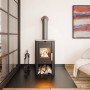 Schwarzer Haas+Sohn Kaminofen Serpentino 6 kW mit Holzscheiten im Wohnraum.
