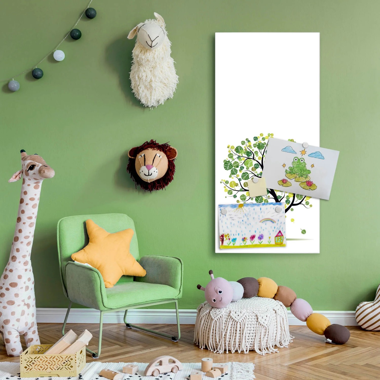 Weiße Magnettafel 37x78cm mit Laubzauberbaum-Motiv als Wanddekoration mit Kinderzeichnungen.