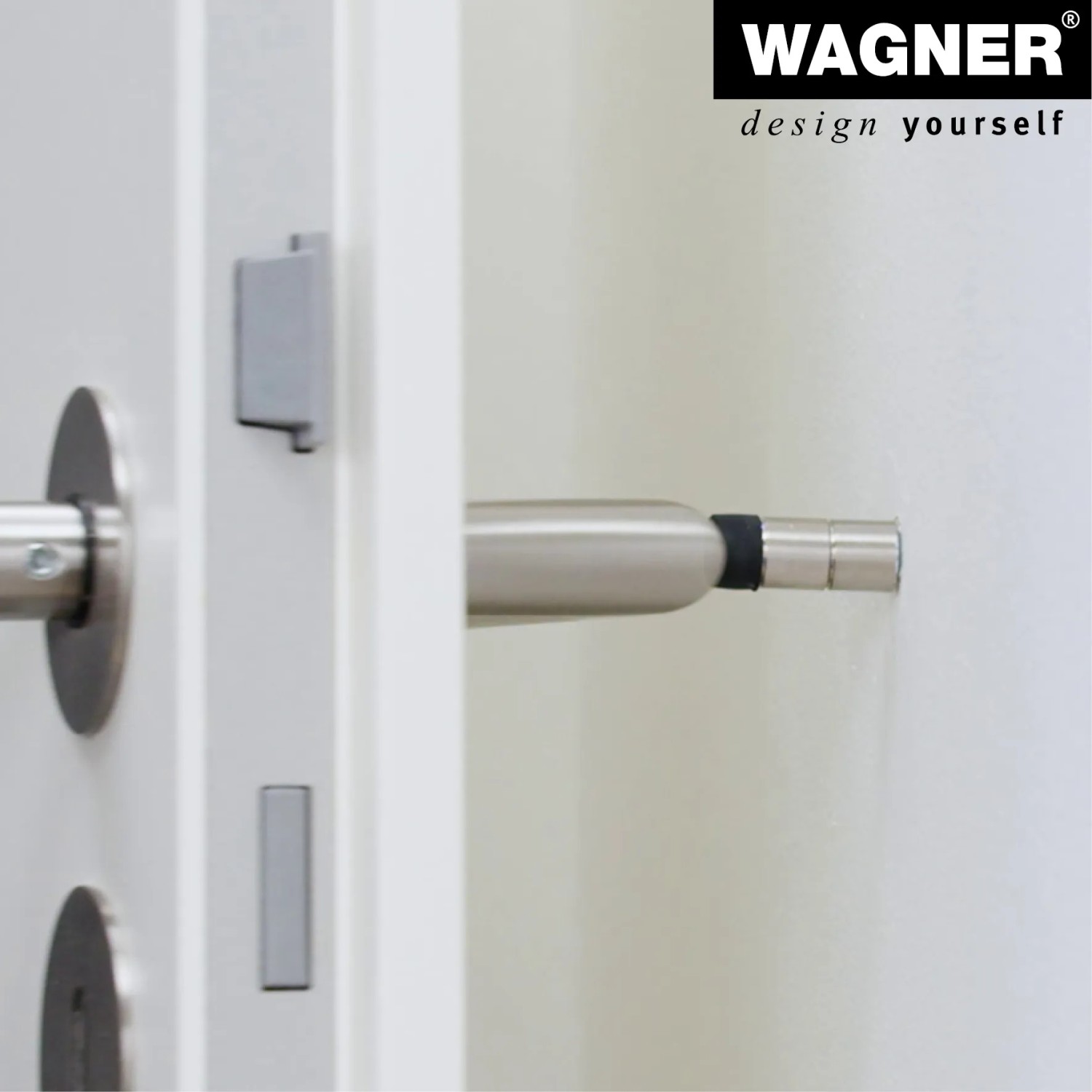 Wagner Wandtürstopper in Edelstahl-Optik an weißer Wand montiert.