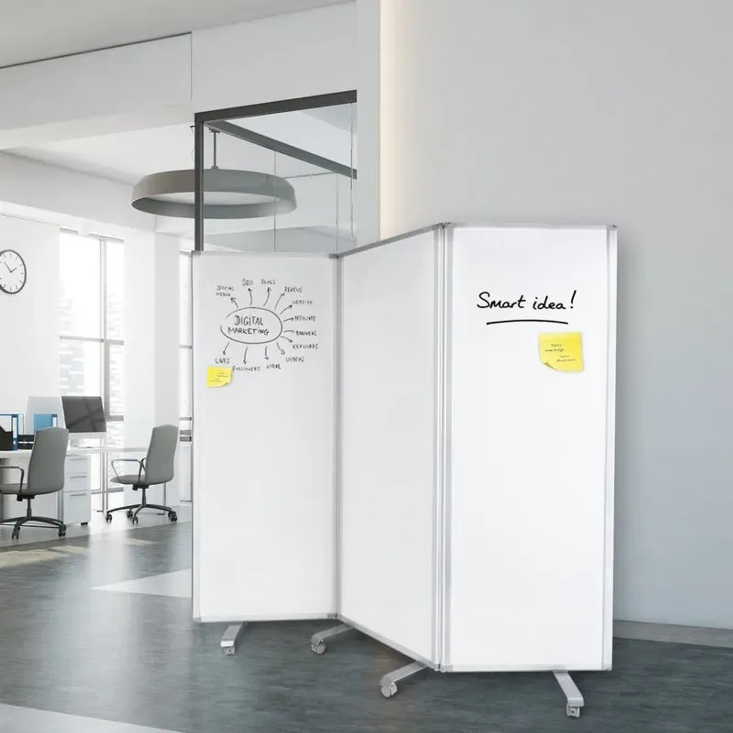 Dreiteilige, magnetische KARAT Mobile Trennwand/Whiteboard (180x180 cm) im Büro.