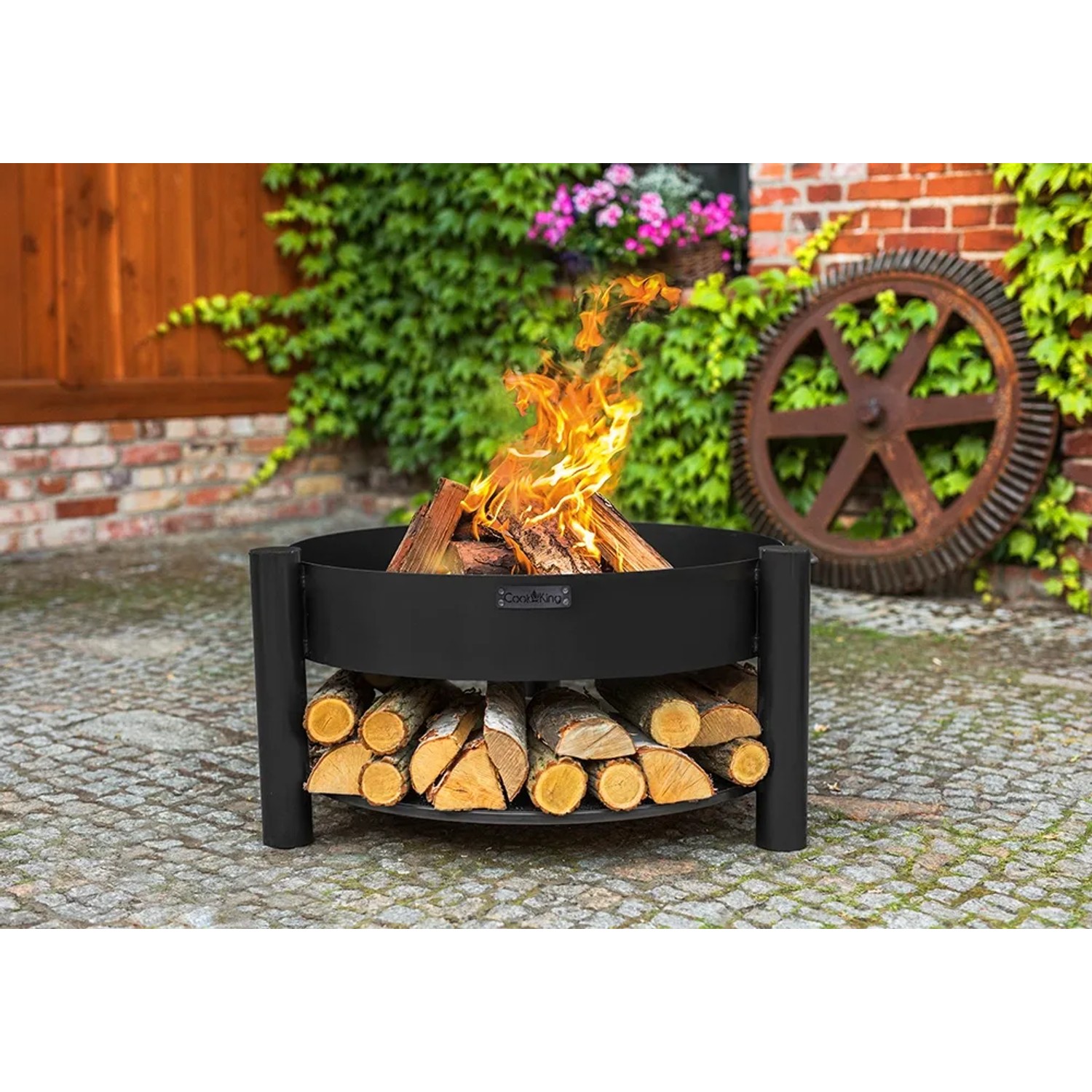 Schwarze CookKing Feuerschale Montana mit Holz und Holzlager, Ø 80 cm.