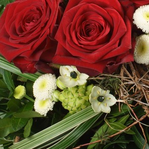 Detailansicht des Blumenstraußes „Ich bin für dich da“ mit roten Rosen und weißen Blüten.