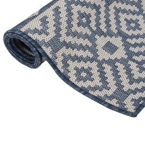 Gerollter Outdoor-Teppich in Blau-Weiß mit geometrischem Muster. Flachgewebe, robust und witterungsbeständig.