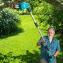 Gardena Akku-Hochentaster TCS 20/18V im Einsatz beim Baumschnitt. Teleskopstiel für bis zu 4m Höhe.