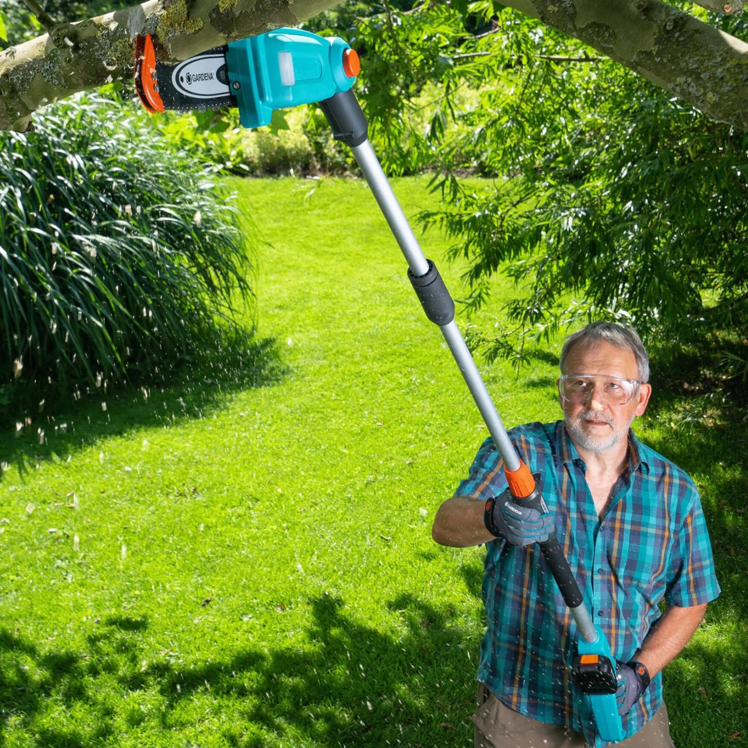 Gardena Akku-Hochentaster TCS 20/18V im Einsatz beim Baumschnitt. Teleskopstiel für bis zu 4m Höhe.