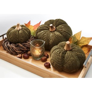 Kobolo Dekokürbis Set, 3 grüne Textil-Kürbisse auf Tablett mit Herbstdeko.